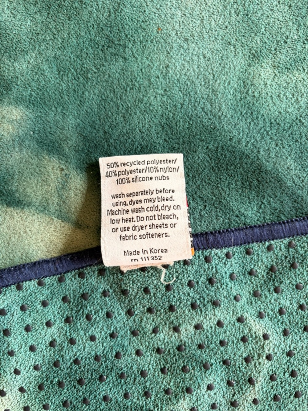Manduka Yogitoes Skidless Technology Grip Hot Yoga Towel Mat Dry Tie Dye Green - Picture 3 of 4